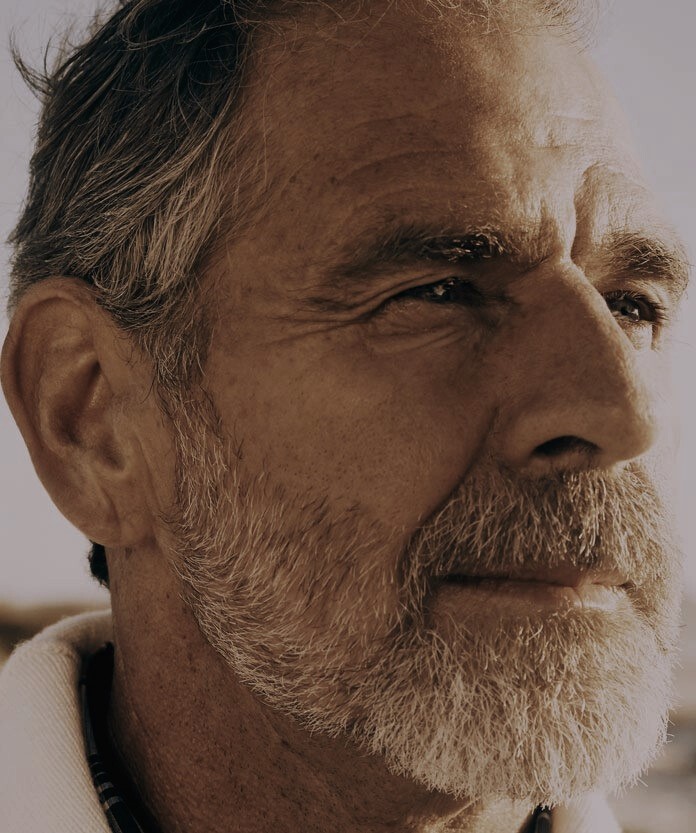 Man med kort grått skäggstubb